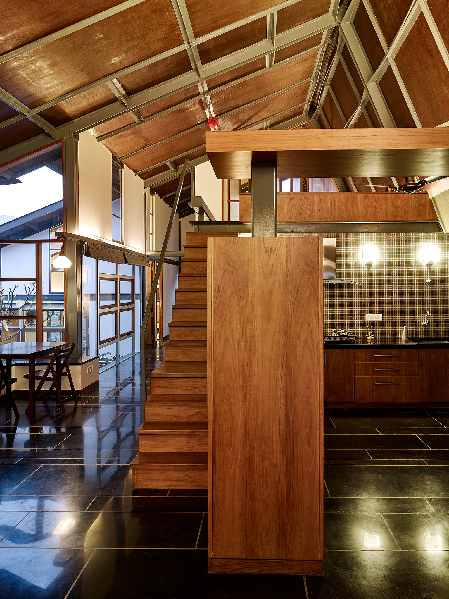 Opolis Architects, roof-house in Khandala